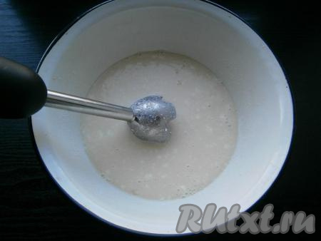 Взбить смесь молока, творога и яиц погружным блендером до однородности.