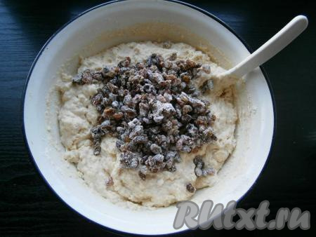 Добавить изюм в тесто, хорошо его вмешать.