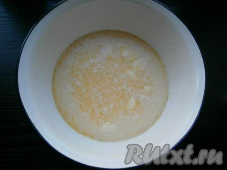 Растопить сливочное масло, чуть остудить и добавить его в творожную смесь, перемешать блендером.