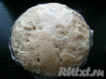 За это время подошедшее тесто следует пару раз опустить, смазанной растительным маслом рукой.