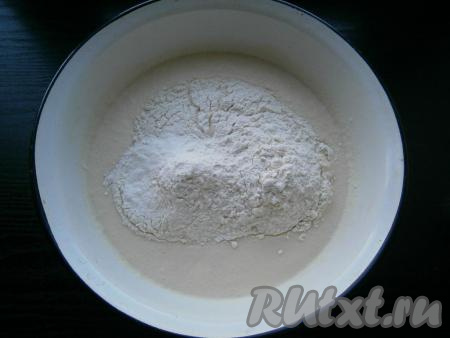 Перемешать, всыпать половину оставшейся муки. Замесить ложкой тесто, похожее на тесто для оладий.