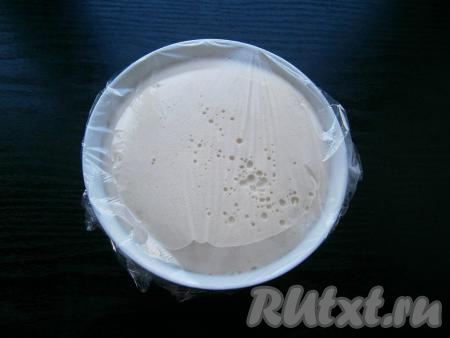 Хорошие дрожжи быстро начнут "оживать", смесь поднимется, образуя на поверхности характерную "шапочку".

