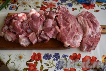 Свиную шею промыть под проточной водой и обсушить бумажными полотенцами.