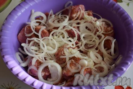 Лук немного присолить, помять его руками, для того чтобы он пустил сок. Добавить лук к мясу. Перемешать свинину с луком, хорошо втирая соль и специи в мясо.