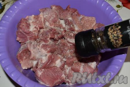 Кусочки мяса сложить в большую емкость, посолить и поперчить.