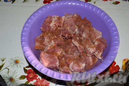 Добавить к мясу специи по вкусу (у меня смесь различных приправ "Универсальная").