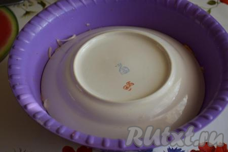 Накрыть мясо тарелкой и поставить под гнет (то есть поверх тарелки поставить, например, трёхлитровую банку с водой).