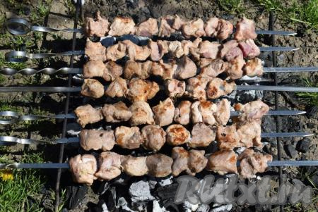 Жарим мясо на костре, переворачивая шампуры несколько раз, следим за тем, чтобы кусочки свинины не пригорали.