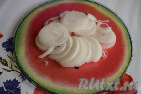Очищенный лук нарезать кольцами или, если крупный, полукольцами.