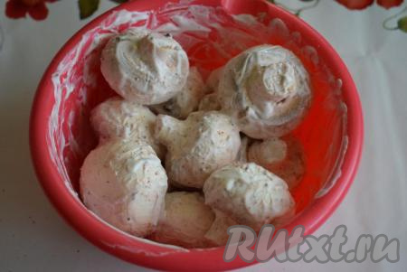 Перемешиваем шампиньоны руками, стараясь, чтобы сметана со специями и солью&nbsp;полностью покрывала каждый гриб.