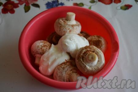 Кладем сметану к грибам.