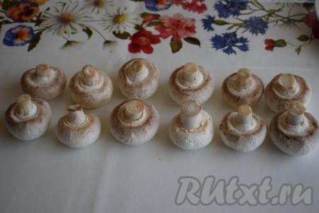 Очищаем шампиньоны от пленочки при помощи ножа.