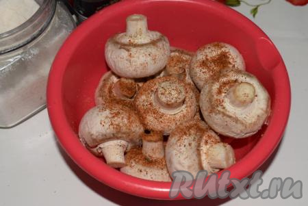 Солим, перчим и добавляем специи по вкусу.