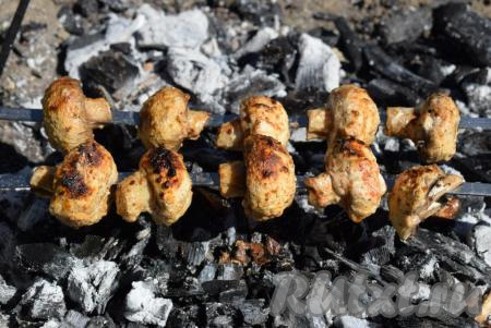 Жарим шашлык из шампиньонов на мангале на седых углях, постоянно поворачивая шампуры и не допуская подгорания грибов. Готовые грибы будут с красивой румяной корочкой (у меня шашлык из шампиньонов обычно готов через 12-15 минут).