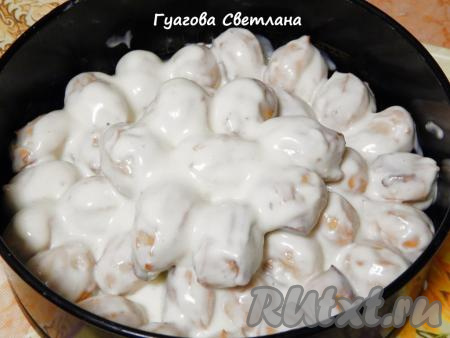 Выкладываем "пальчики", покрытые сметанным кремом, в разъемную форму&nbsp;по кругу, придавая десерту форму либо горки, либо торта (8-9 "пальчиков", смазанных кремом, не выкладывайте в форму, а уберите в холодильник - они нам понадобятся при подаче торта, чтобы выровнять форму горки). Заливаем торт "Дамские пальчики" кремом, оставшимся после смазывания всех "пальчиков", и ставим настояться в холодильник не менее, чем на 5-6 часов.