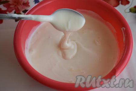 Готовый крем получится не очень жидким, по консистенции будет напоминать сметану средней густоты. Примерно, 3 столовые ложки сметанного крема откладываем в отдельную ёмкость и убираем в холодильник - они нам понадобятся для аккуратной подачи торта "Дамские пальчики".