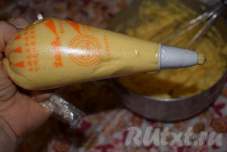 Выкладываем тесто в кондитерский мешочек с насадкой.