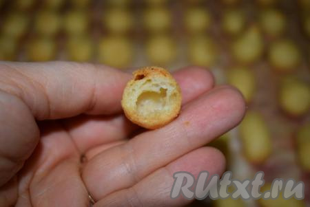 Если разрезать готовое маленькое заварное пирожное ("пальчик") - оно будет полое внутри.