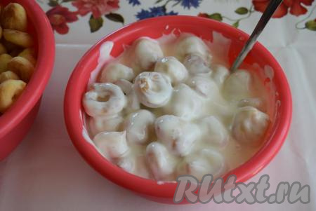 Остывшие "пальчики" окунаем в крем и тщательно перемешиваем.