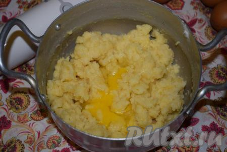В заварное тесто добавляем по одному яйцу и перемешиваем миксером до однородности.
