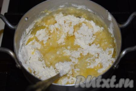 Провариваем&nbsp;массу на медленном огне, непрерывно перемешивая.