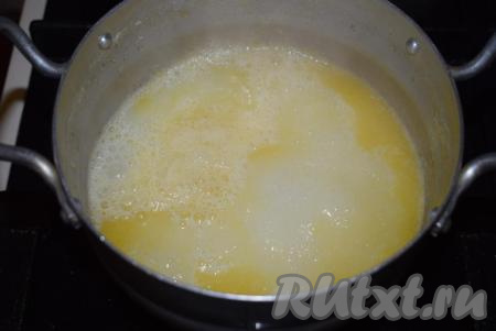 Доводим воду до кипения и всыпаем сразу всю муку, уменьшаем огонь до минимума.