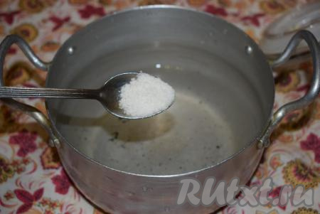 Для приготовления заварного теста наливаем в толстостенную кастрюльку воду, добавляем к воде соль.