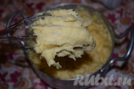 В итоге&nbsp;должно получиться достаточно мягкое, не густое, но и не очень жидкое заварное тесто.