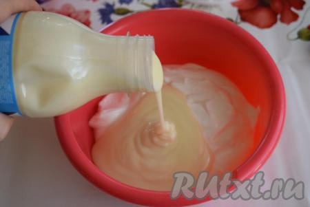 Пока заварные "пальчики" остывают, приготовим сметанный крем. Для приготовления крема смешиваем сметану, сахар и ванилин (я смешиваю ложкой, не прибегая к помощи миксера, иначе сметанный крем может стать жидким).