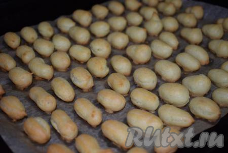 Отправляем противень в разогретую духовку и выпекаем "пальчики" не менее 25-30 минут ("пальчики" должны увеличиться в объеме минимум в 2 раза).