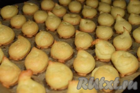 Духовку во время выпечки открывать нельзя, иначе "пальчики" могут осесть. Готовые заварные "пальчики" достаем из духовки и отделяем от пергамента.