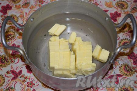 Нарезаем кубиками сливочное масло и добавляем его в воду, ставим на огонь.