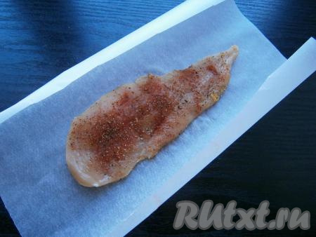 Выложить каждый кусок курицы на лист пергаментной бумаги.