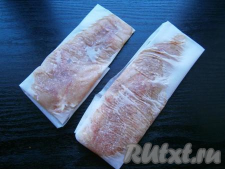 Курицу полностью завернуть в пергамент, чтобы получились плоские конвертики.