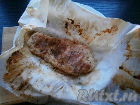 Далее оставить мясо в пергаменте, убрав со сковороды, еще минуты на 3-4, после чего можно разворачивать и подавать.