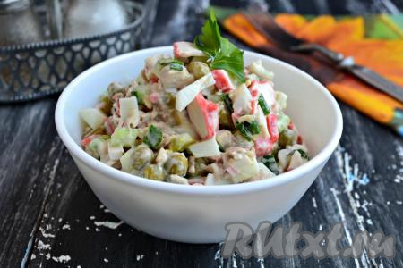 Рецепт салата с курицей и крабовыми палочками