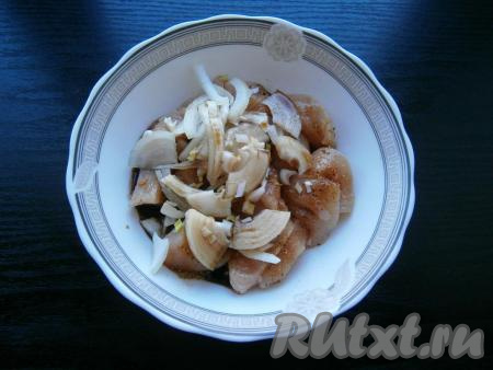 Добавить к кусочкам куриного филе очищенный и нарезанный полукольцами или четвертинами репчатый лук, влить соевый соус, перемешать.