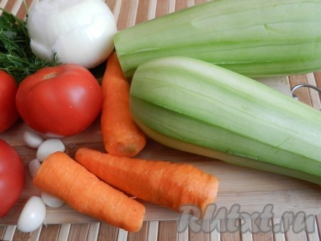Овощи вымыть и очистить.