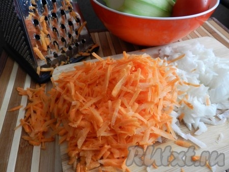 Лук мелко нарезать, морковь натереть на терке.