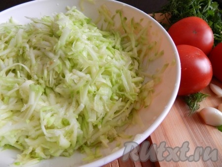 Натереть кабачки.