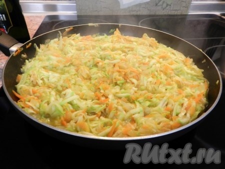 Перемешать и обжарить все вместе примерно 5 минут.