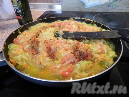 Кабачки, морковь и лук посолить, поперчить, добавить смесь специй и помидоры с чесноком, перемешать.