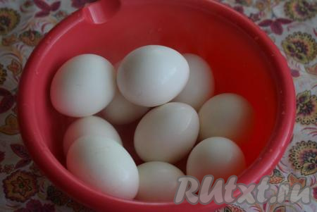 Готовые яйца обдаем ледяной водой и обтираем бумажными полотенцами (яйца можно красить как холодными, так и горячими).