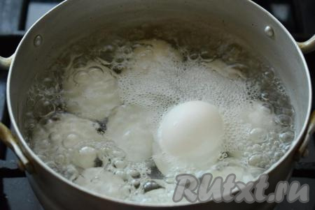 Сварим яйца вкрутую.&nbsp;Для того чтобы яйца не полопались в воде, их надо предварительно достать из холодильника и дать согреться до комнатной температуры. Яйца комнатной температуры кладём в холодную воду, ставим на огонь и доводим до кипения, уменьшаем огонь и варим 10-12 минут с момента закипания (для окрашивания нам нужны яйца, сваренные вкрутую).