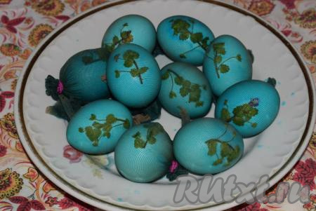 Достаем яичную конструкцию из красителя и выкладываем на тарелку, даем немного стечь лишней краске.