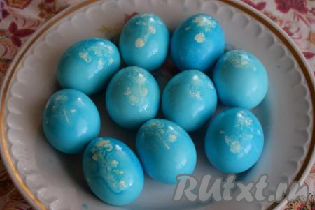 Готовые яйца смазываем растительным маслом для красивого блеска (работаем в перчатках), для этого нальем капельку растительного масла на ладони и оботрем ими каждое яйцо со всех сторон.