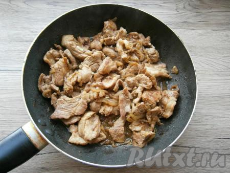 Содержимое сковороды перемешать и выключить газ.