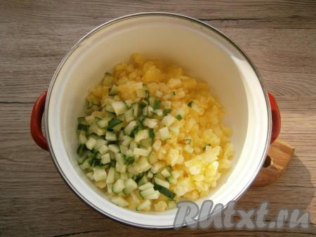 Свежий огурец и очищенный вареный картофель нарезать небольшими кубиками в кастрюлю.