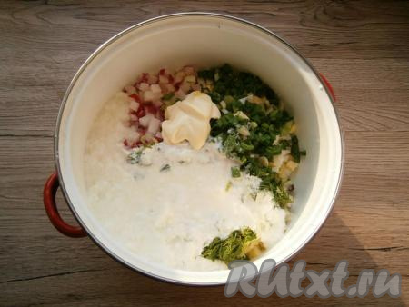 Влить кефир и добавить майонез.&nbsp;