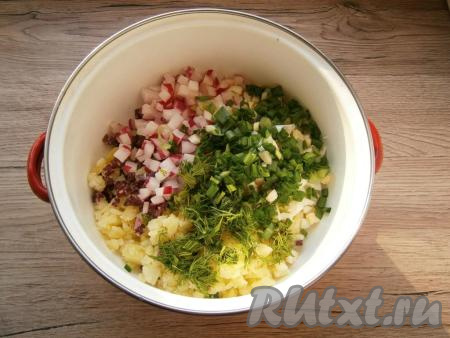 Такими же небольшими кубиками или кусочками нарезать редис, мелко нарезать зелёный лук и укроп, выложить к остальным нарезанным продуктам.